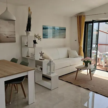 Maxine Mare Blu - Sleeps 4 - 3 Mins To Apartment