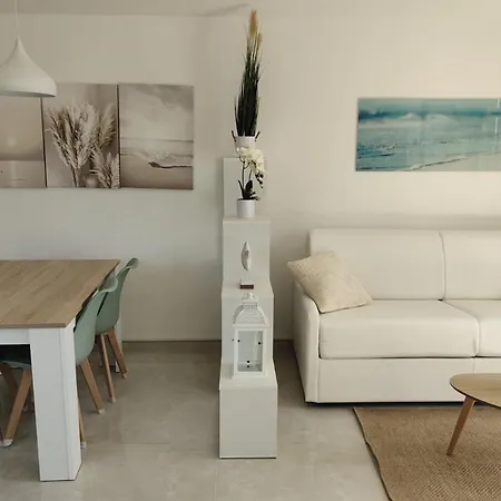 Maxine Mare Blu - Sleeps 4 - 3 Mins To Apartment *