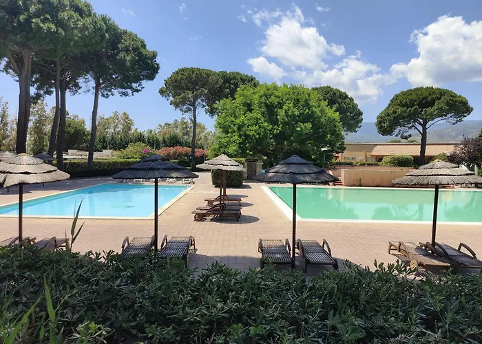 Maxine Mare Blu - Sleeps 4 - 3 Mins To